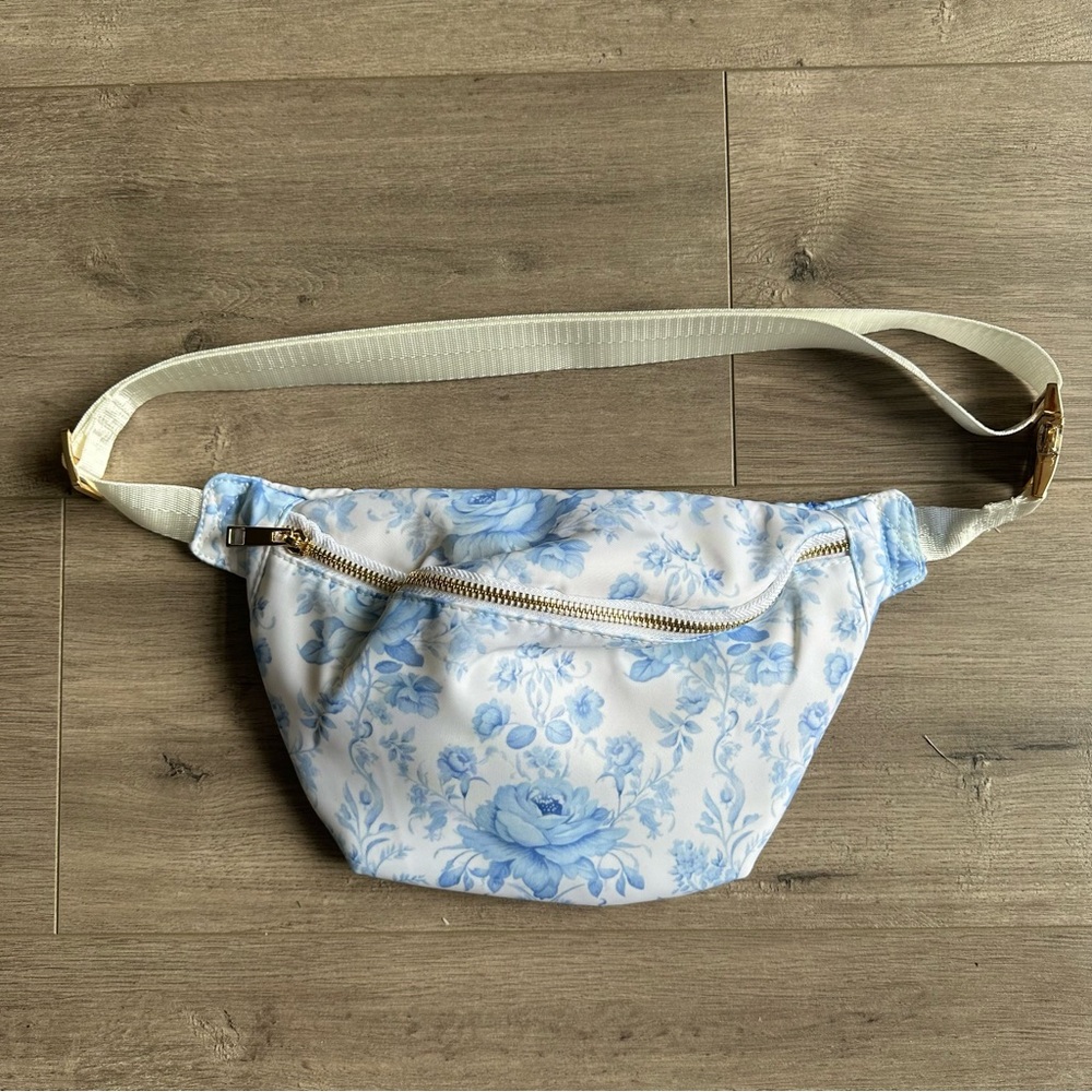 EUC White and Blue with gold hardware floral belt/crossbody bag